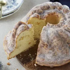 Un kougelhopf aux amandes, tel que le préparait la recette kougelhopf de grand-mère alsacienne, est prêt à être dégusté.