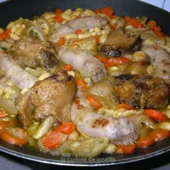 Plat mijoté avec mogettes, morceaux de porc, saucisses et carottes. Un délice de la cuisine de Josette.