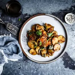 Assiette de courgettes sautées, tomates et basilic frais, parfaite pour une recette basilic simple et savoureuse.