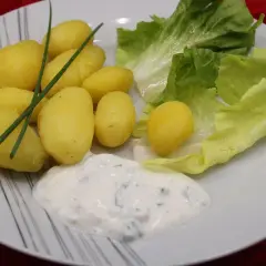 Pommes de terre nouvelles, salade croquante et sauce crémeuse, un plat simple et chique Vosges pour un repas léger.