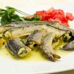 Poisson farci, servi avec des tomates et du persil. Une délicieuse recette de catigot, prête à être dégustée.