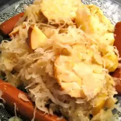 Plat de choucroute garnie avec saucisses et pommes. Une recette choucroute facile avec chou cuit, parfaite pour un repas réconfortant.