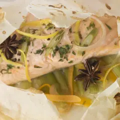 Un pavé de saumon cuit en papillote avec des légumes croquants, des zestes de citron et des étoiles de badiane. Un délice pour un barbecue sain.