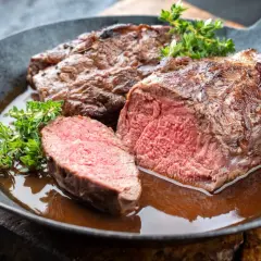 Filet mignon de chevreuil aux champignons, tendre et juteux, servi dans sa sauce avec du thym frais. Une recette savoureuse.
