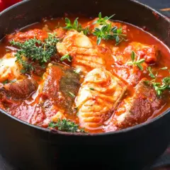 Poisson en sauce tomate épicée, un plat savoureux inspiré par la recette du beurre rouge antillais.
