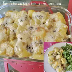 Plat gratiné de pommes de terre et poulet au Bresse bleu, une délicieuse recette bressiflette, servi avec une salade verte.