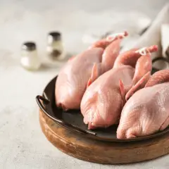 Trois cailles crues, prêtes pour une savoureuse sauce chasseur.