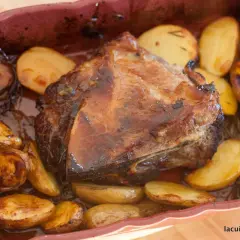 Palette de porc au four, dorée et juteuse, accompagnée de pommes de terre rôties. Une recette simple et savoureuse.