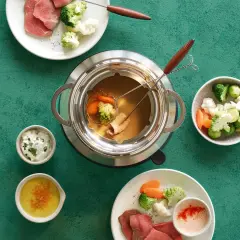 Fondue au bouillon cube avec viande, brocolis, chou-fleur et carottes. Des sauces accompagnent ce plat convivial.