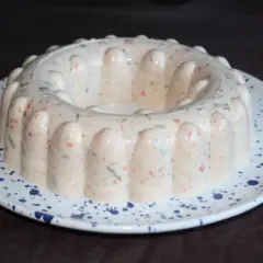 Couronne de thon en gelée Tupperware, un plat rétro plein de saveurs.