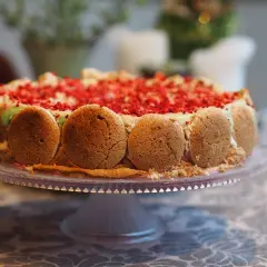 Gâteau aux fruits rouges et biscuits, une recette maison Adam qui fait rêver.