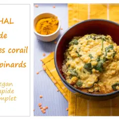 Un bol de dhal de lentilles corail coco et épinards, servi sur du riz. Un plat vegan, rapide et complet.