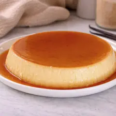 Crème aux œufs onctueuse, nappée de caramel ambré, prête à être dégustée. Une recette simple et gourmande.