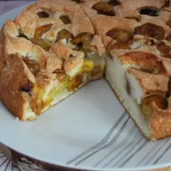 Gâteau aux mirabelles, un délice chaud ou froid. La pâte dorée cache des fruits juteux.