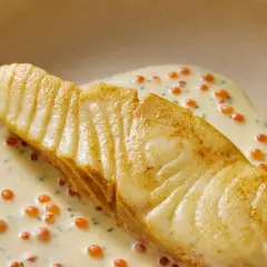 Un flétan poêlé, nappé d'une sauce crémeuse aux œufs de poisson, une flétan recette gastronomique d'exception.