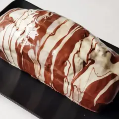 Gâteau au 2 chocolat lait et blanc, un délice visuel avec son glaçage marbré.