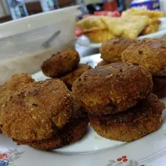 Délicieuses galettes dorées, parfaites pour une recette catless. Accompagnées d'une sauce crémeuse et de samoussas croustillants.