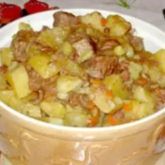 Un plat de pommes de terre et de viande mijotées, prêt à être dégusté. Une belle recette de la bombine, réconfortante et savoureuse.