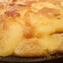 Tarte aux pommes caramélisées, une gourmandise à la grimolle origine, dorée et appétissante.