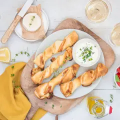 Torsades dorées garnies, accompagnées d'une sauce crémeuse et de tomates fraîches. Un délice pour un tapas sucré parfait.