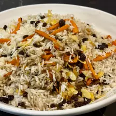 Un plat de riz parfumé, garni de carottes râpées, de raisins secs et d'amandes effilées. Une belle présentation de la recette riz afghan.