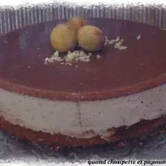 Un délicieux bavarois mirabelle, garni de fruits frais et d'une fine couche de glaçage au chocolat.