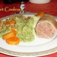 Une assiette de "Cuisine et Couleurs" avec une andouille chaude du Nord, accompagnée de haricots blancs, purée verte et carottes.