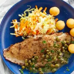 Aile de raie sauce câpres, accompagnée de légumes croquants et de petites pommes de terre dorées. Un plat savoureux et équilibré.