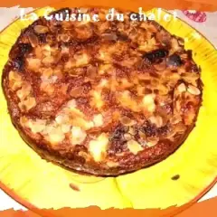 Le gâteau aux pommes croustillant de maman, doré et garni d'amandes effilées, est prêt à être dégusté.