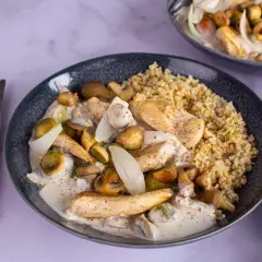 Délicieuse recette au poulet, champignons et oignons dans une sauce crémeuse, servie avec du boulgour. Un plat réconfortant.
