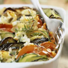 Gratin de légumes aux herbes, une recette ricotta savoureuse. Courgettes, aubergines et tomates cuites au four avec une touche de fromage frais.