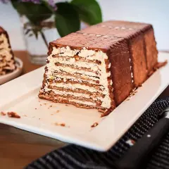 Gâteau petit beurre de mon enfance, un délice chocolaté et crémeux, prêt à être dégusté.