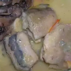 Morceaux de poisson pochés dans une sauce crémeuse, accompagnés de champignons. Une belle présentation pour une pochouse recette.