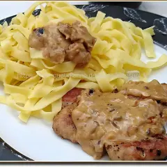 Pâtes fraîches avec une sauce crémeuse et des morceaux de ris de veau, un délice pour les amateurs de ris de veau barbecue.