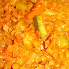 Un plat de lentilles corail et légumes, parfait pour un temps de cuisson des lentilles au micro-ondes rapide et savoureux.