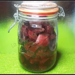 Bocal de betteraves rouges coupées, prêtes à être stérilisées. Le temps pour stériliser des betteraves rouges dépend de la méthode.