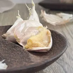 Ail en papillote, doux et fondant, prêt à être dégusté.