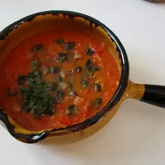 Un plat de soupe aux escargots, garni de thym frais. Une belle recette escargot pied noir à déguster.