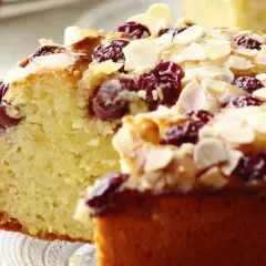 Gâteau maréchal aux cerises et amandes effilées, une gourmandise moelleuse et fruitée.