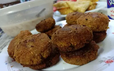 Délicieuses galettes dorées, parfaites pour une recette catless. Accompagnées d'une sauce crémeuse et de samoussas croustillants.