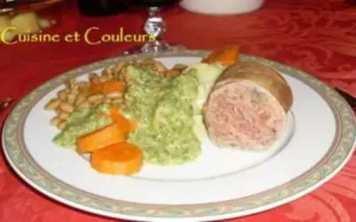 Une assiette de "Cuisine et Couleurs" avec une andouille chaude du Nord, accompagnée de haricots blancs, purée verte et carottes.