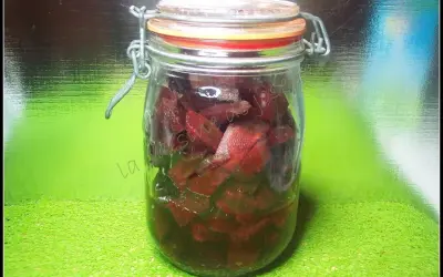 Bocal de betteraves rouges coupées, prêtes à être stérilisées. Le temps pour stériliser des betteraves rouges dépend de la méthode.
