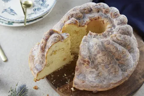 Un kougelhopf aux amandes, tel que le préparait la recette kougelhopf de grand-mère alsacienne, est prêt à être dégusté.