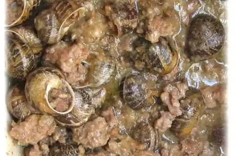 Cagouilles à la charentaise, un plat traditionnel cuisiné avec soin, rappelant les saveurs d'antan.