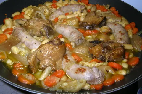 Plat mijoté avec mogettes, morceaux de porc, saucisses et carottes. Un délice de la cuisine de Josette.