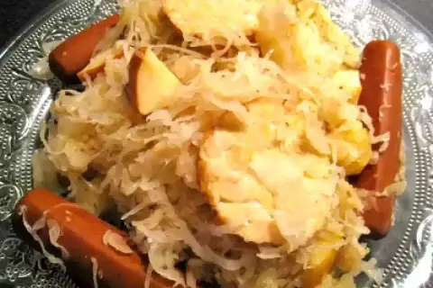 Plat de choucroute garnie avec saucisses et pommes. Une recette choucroute facile avec chou cuit, parfaite pour un repas réconfortant.