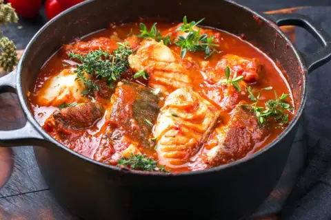 Poisson en sauce tomate épicée, un plat savoureux inspiré par la recette du beurre rouge antillais.