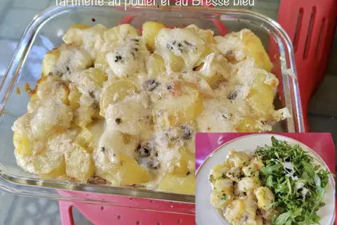 Plat gratiné de pommes de terre et poulet au Bresse bleu, une délicieuse recette bressiflette, servi avec une salade verte.