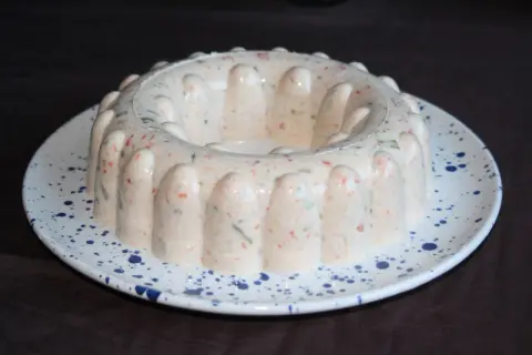 Couronne de thon en gelée Tupperware, un plat rétro plein de saveurs.