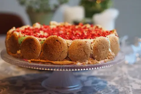 Gâteau aux fruits rouges et biscuits, une recette maison Adam qui fait rêver.